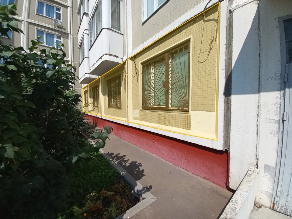 ГП17001682.Нежилое помещение.Фасад здания с выделенными окнами реализуемого объекта_3.jpg