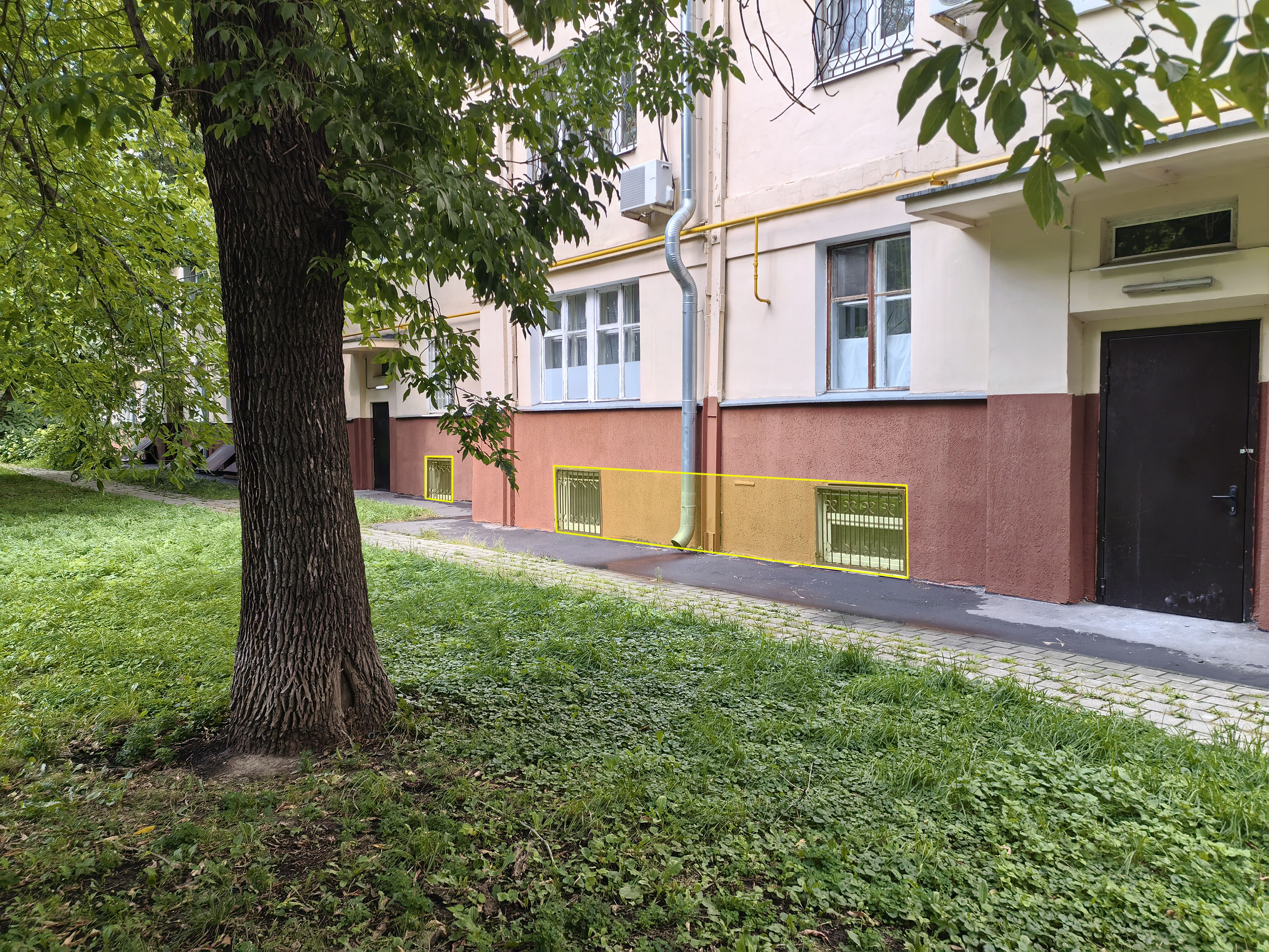 ГП17002145.Нежилое помещение.Фасад здания с выделенными окнами реализуемого объекта_3.jpg