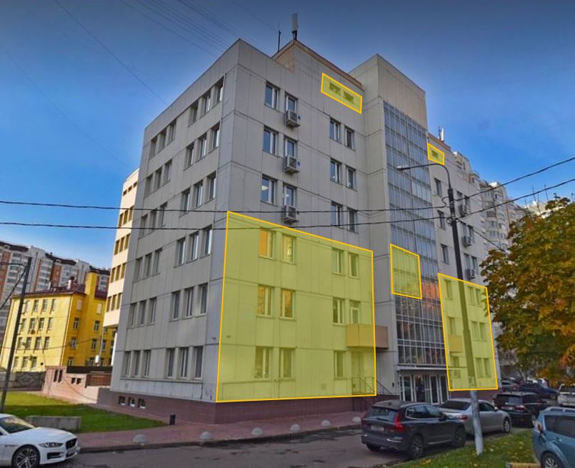 ГП17004353.Нежилое помещение.Фасад здания с выделенными окнами реализуемого объекта.jpg