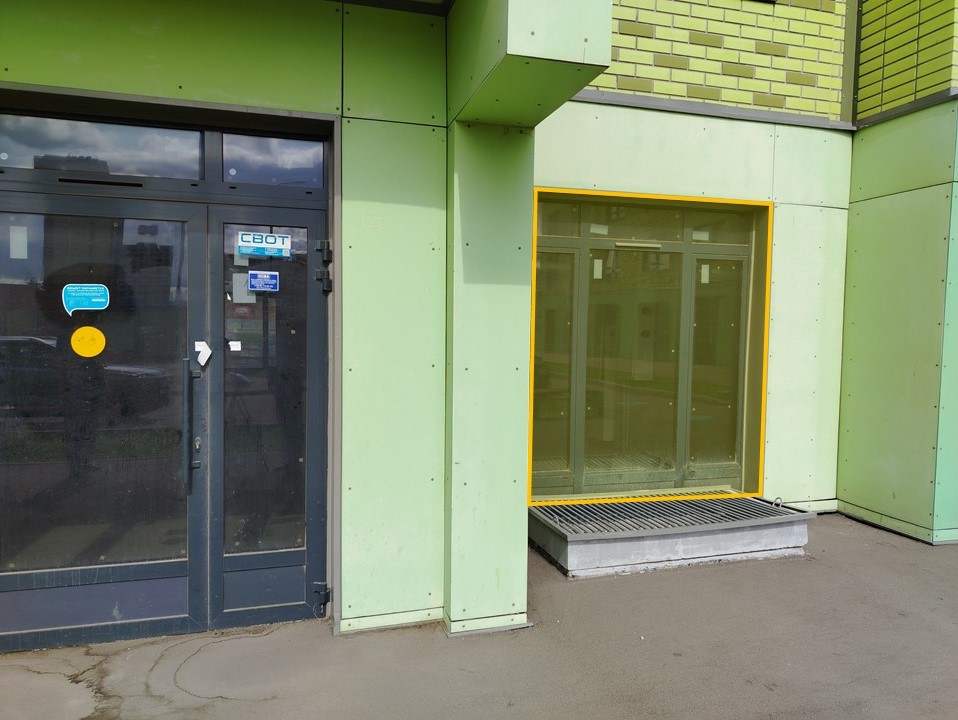 ГП17001518.Нежилое помещение.Фасад здания с выделенными окнами реализуемого объекта_2.jpg