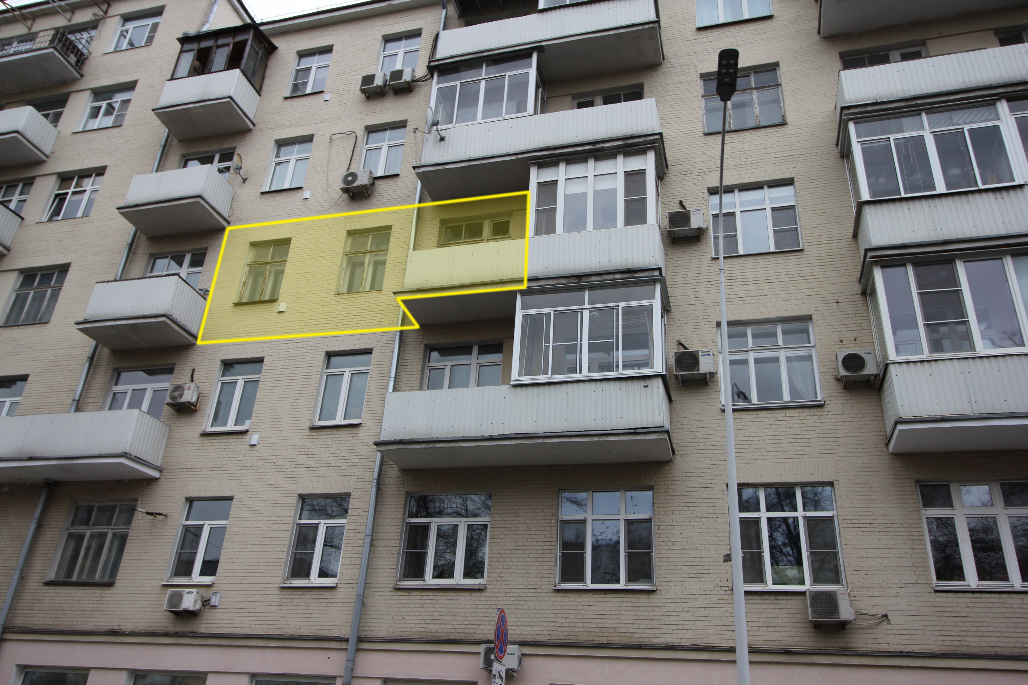 ГП16977085.Квартира.Фасад здания с выделенными окнами реализуемого объекта.jpg