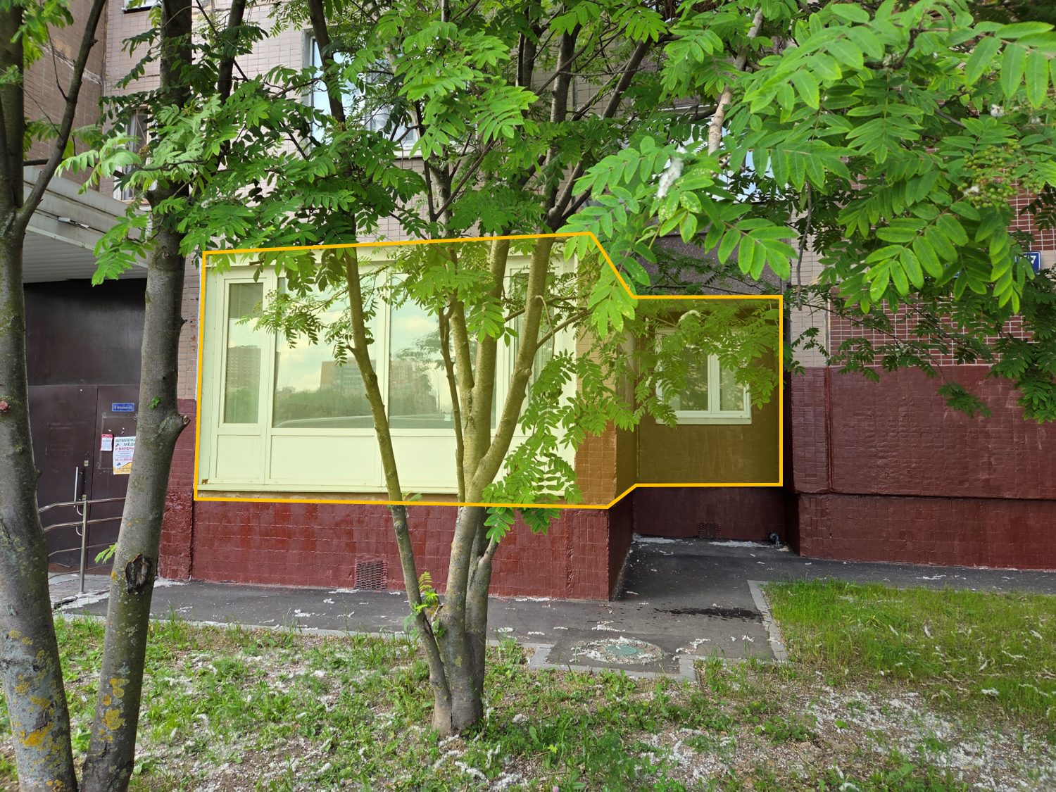 ГП16997266.Нежилое помещение.Фасад здания с выделенными окнами реализуемого объекта.png