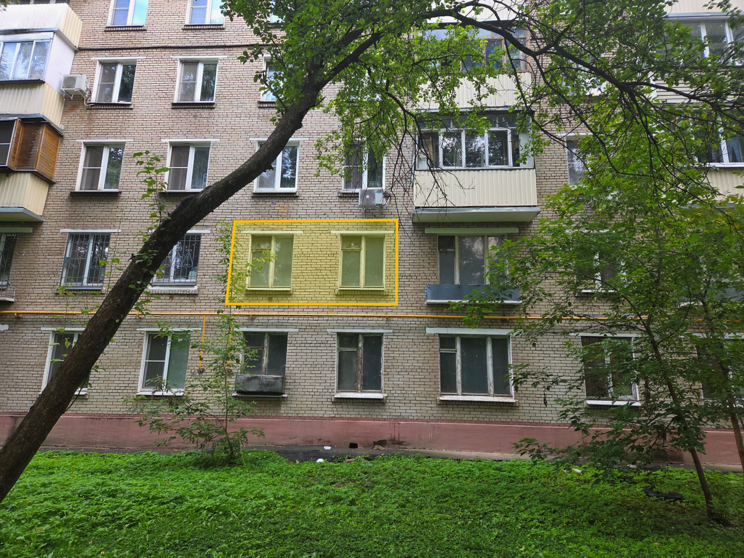 ГП17002780.Квартира.Фасад здания с выделенными окнами реализуемого объекта.png