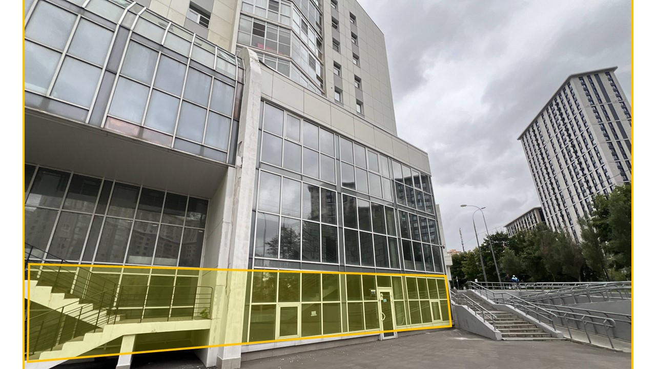 ГП17006806.Нежилое помещение.Фасад здания с выделенными окнами реализуемого объекта.jpg