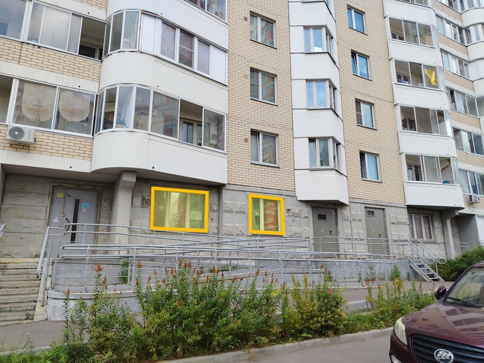 ГП17002104.Нежилое помещение.Фасад здания с выделенными окнами реализуемого объекта_2.jpg