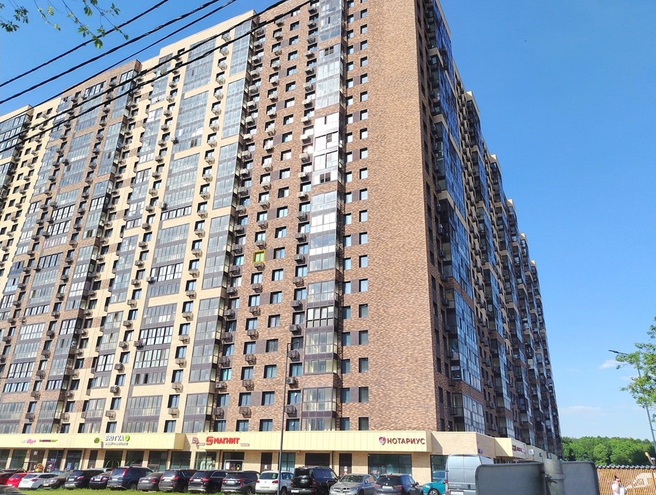 ГП17006389.Квартира.Фасад здания с выделенными окнами реализуемого объекта.jpg