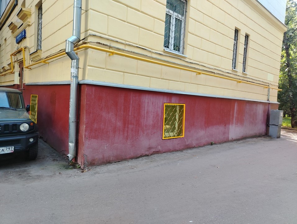 ГП17002827.Нежилое помещение.Фасад здания с выделенными окнами реализуемого объекта_2.jpg