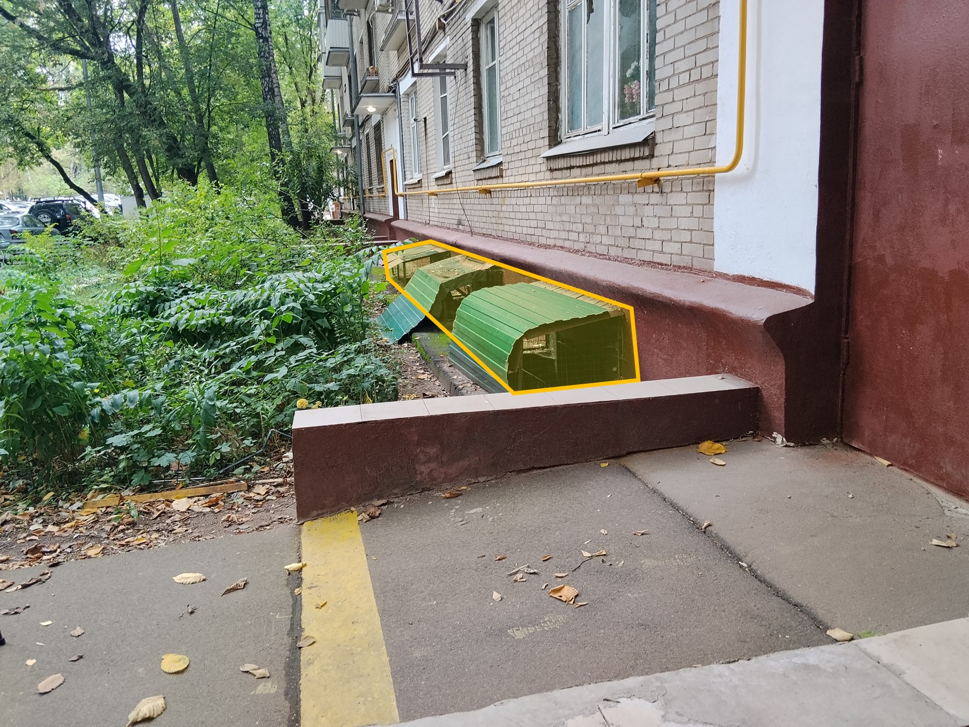 ГП17005448.Нежилое помещение.Фасад здания с выделенными окнами реализуемого объекта_2.jpg