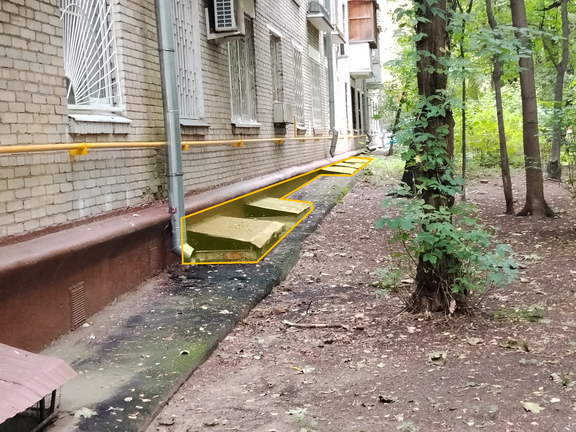 ГП17005448.Нежилое помещение.Фасад здания с выделенными окнами реализуемого объекта_3.jpg