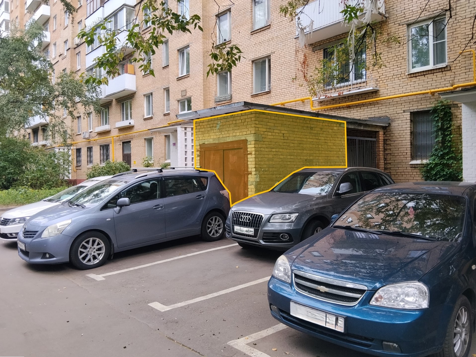 ГП17005173.Нежилое помещение.Фасад здания с выделенными окнами реализуемого объекта.jpg