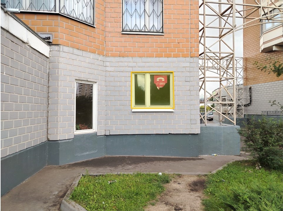 ГП17003428.Нежилое помещение.Фасад здания с выделенными окнами реализуемого объекта.jpg