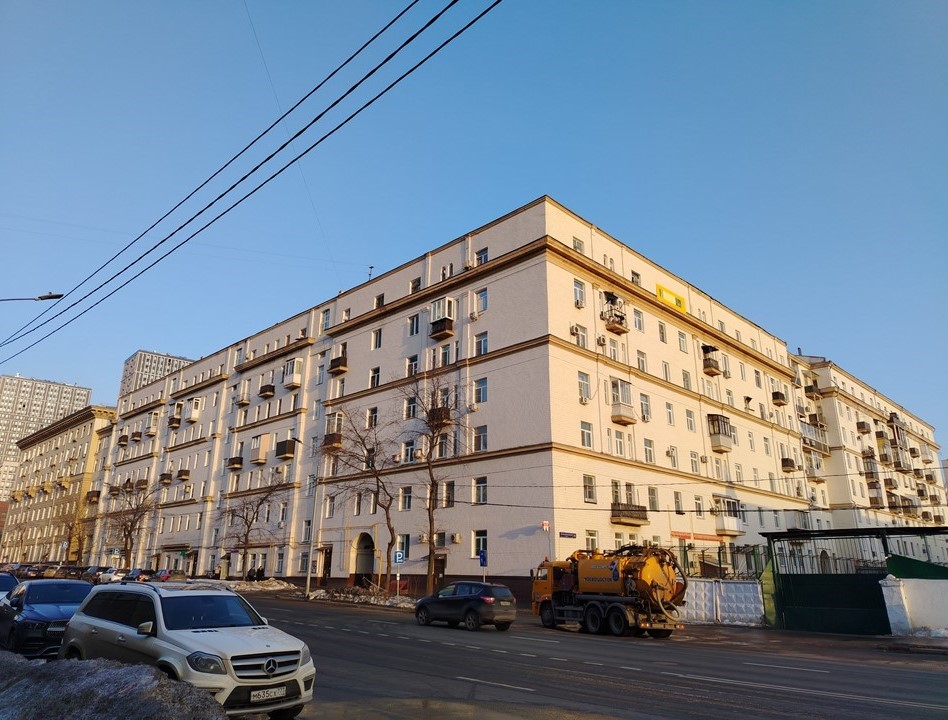 ГП16988850.Нежилое помещение.Фасад здания с выделенными окнами реализуемого объекта.jpg
