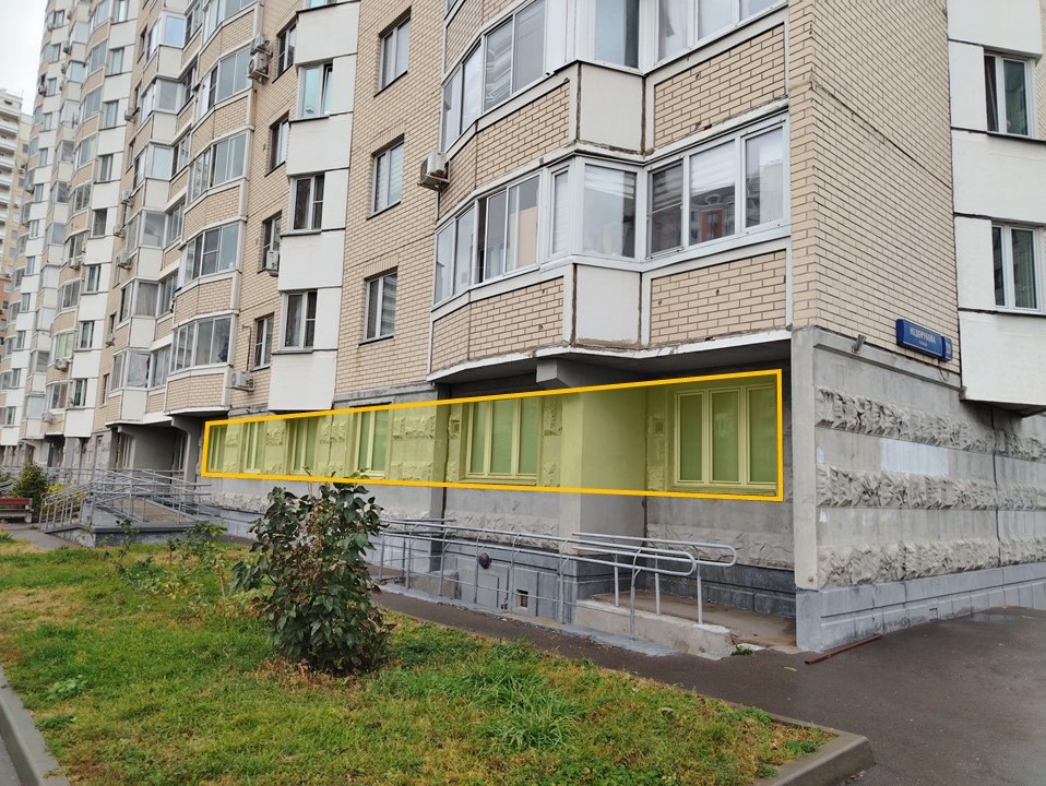 ГП17005223.Нежилое помещение.Фасад здания с выделенными окнами реализуемого объекта.jpg