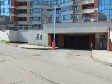 ГП16961803.Машино-место.Фасад здания с выделенными окнами реализуемого объекта.jpg