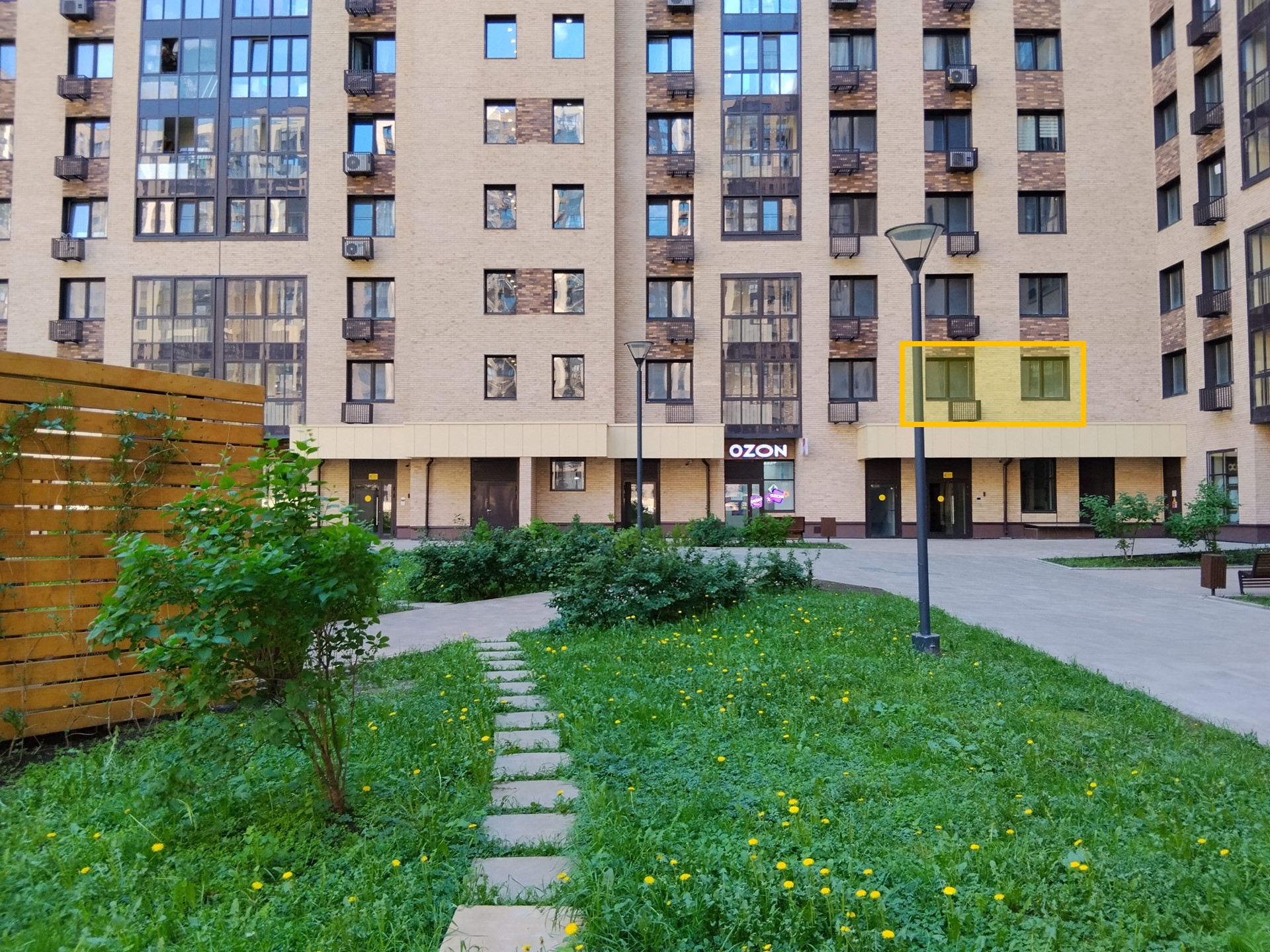 ГП17002266.Квартира.Фасад здания с выделенными окнами реализуемого объекта.jpg