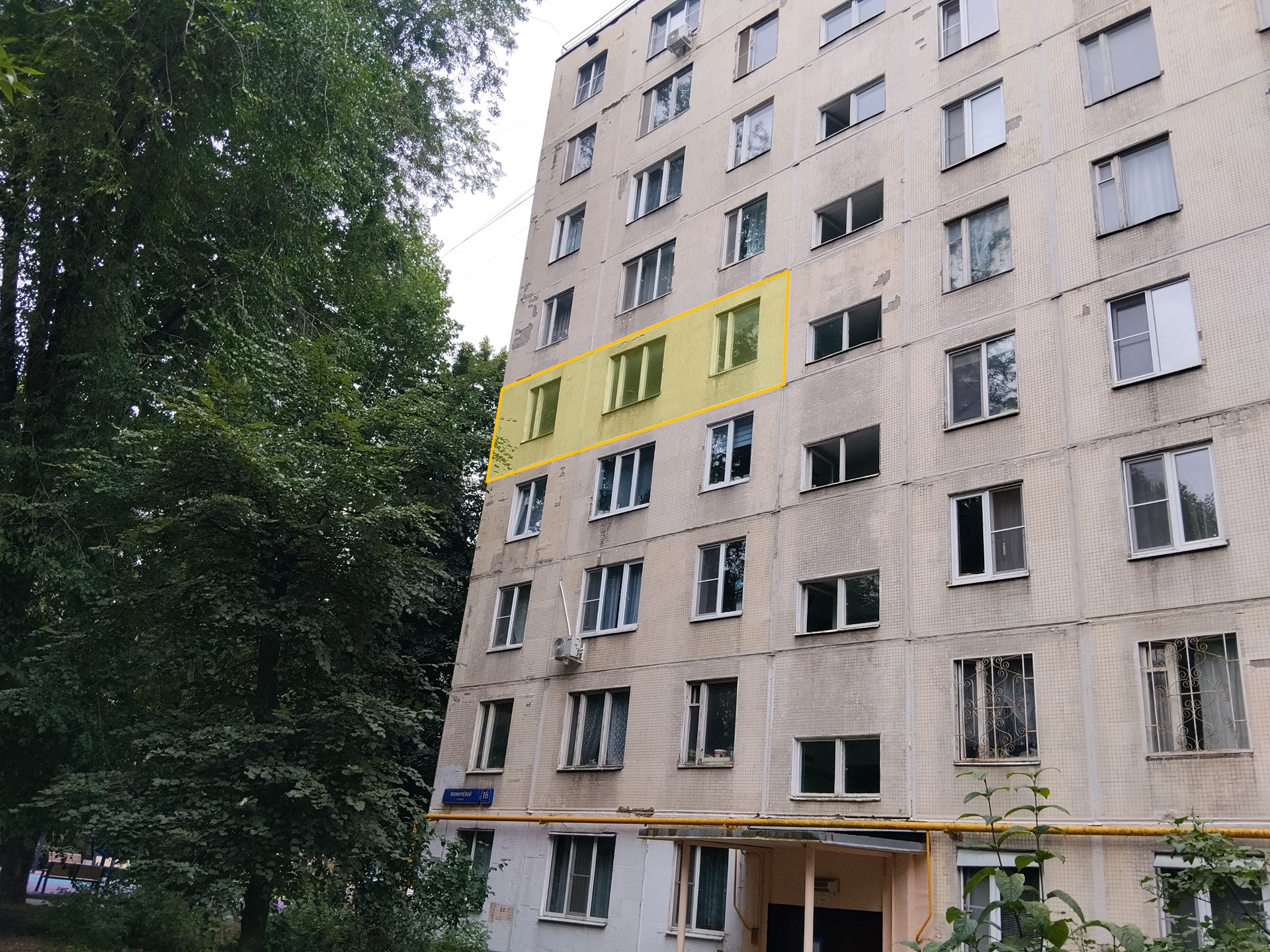 ГП17001985.Квартира.Фасад здания с выделенными окнами реализуемого объекта.jpg