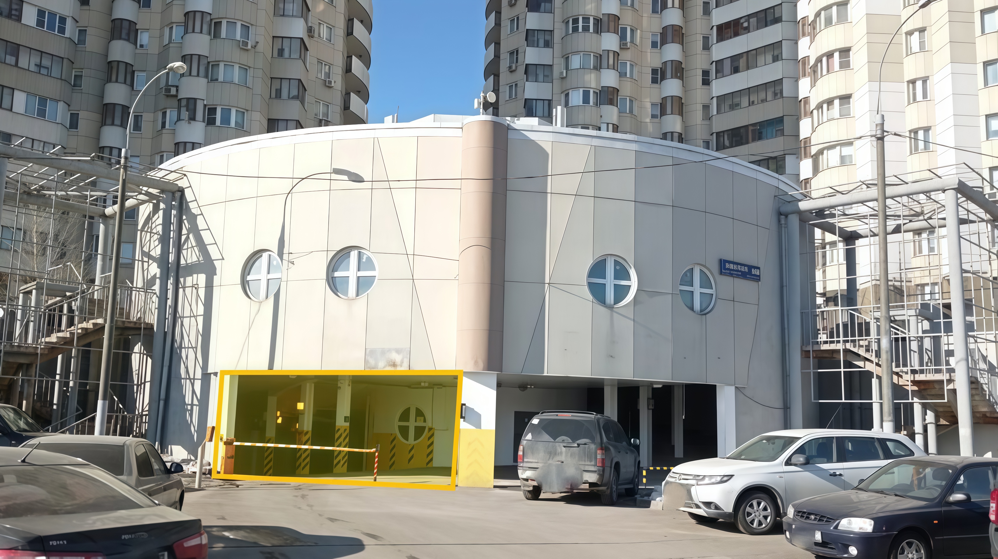 ГП16974919.Машино-место.Фасад здания с выделенными окнами реализуемого объекта.jpg