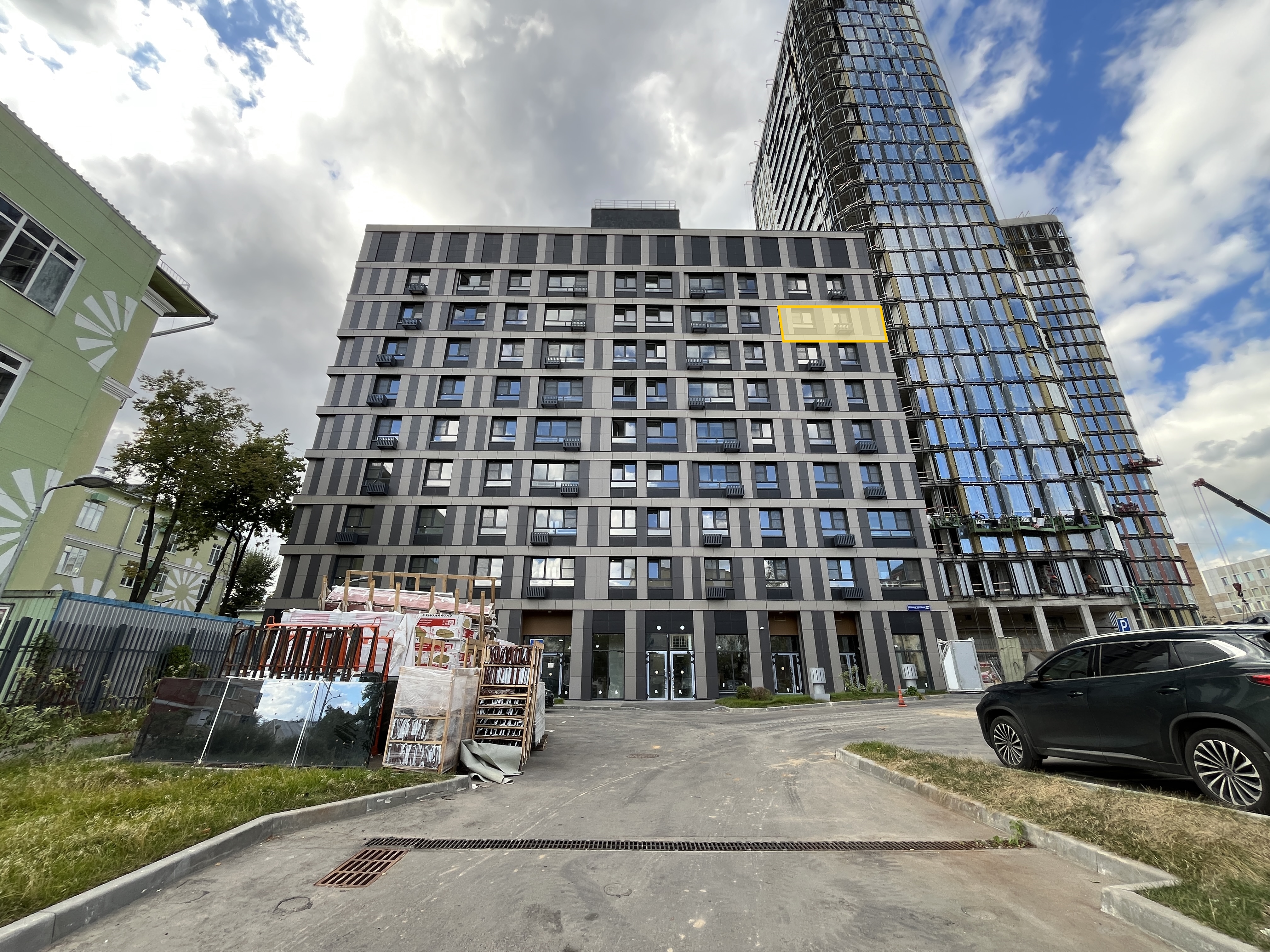 ГП17007107.Квартира.Фасад здания с выделенными окнами реализуемого объекта_3.jpg