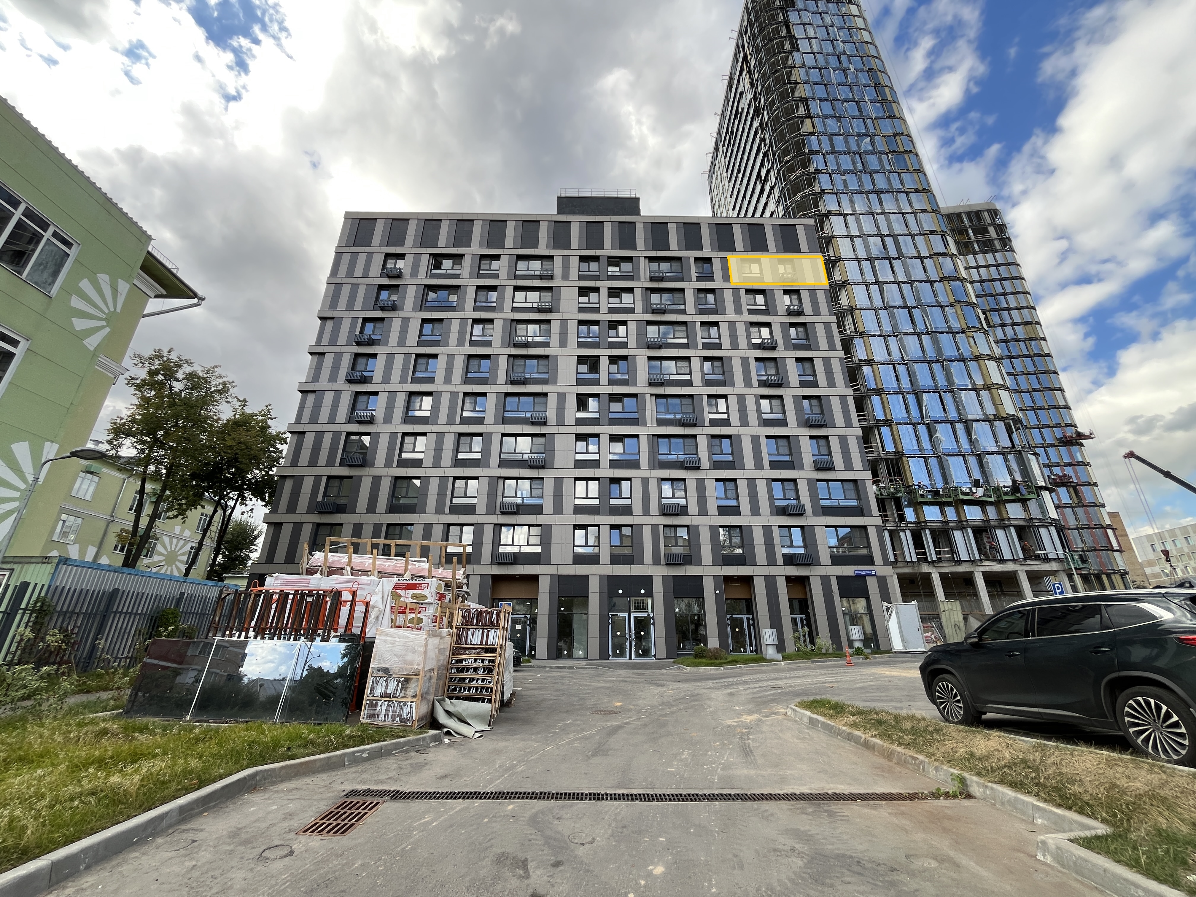 ГП17007108.Квартира.Фасад здания с выделенными окнами реализуемого объекта_3.jpg