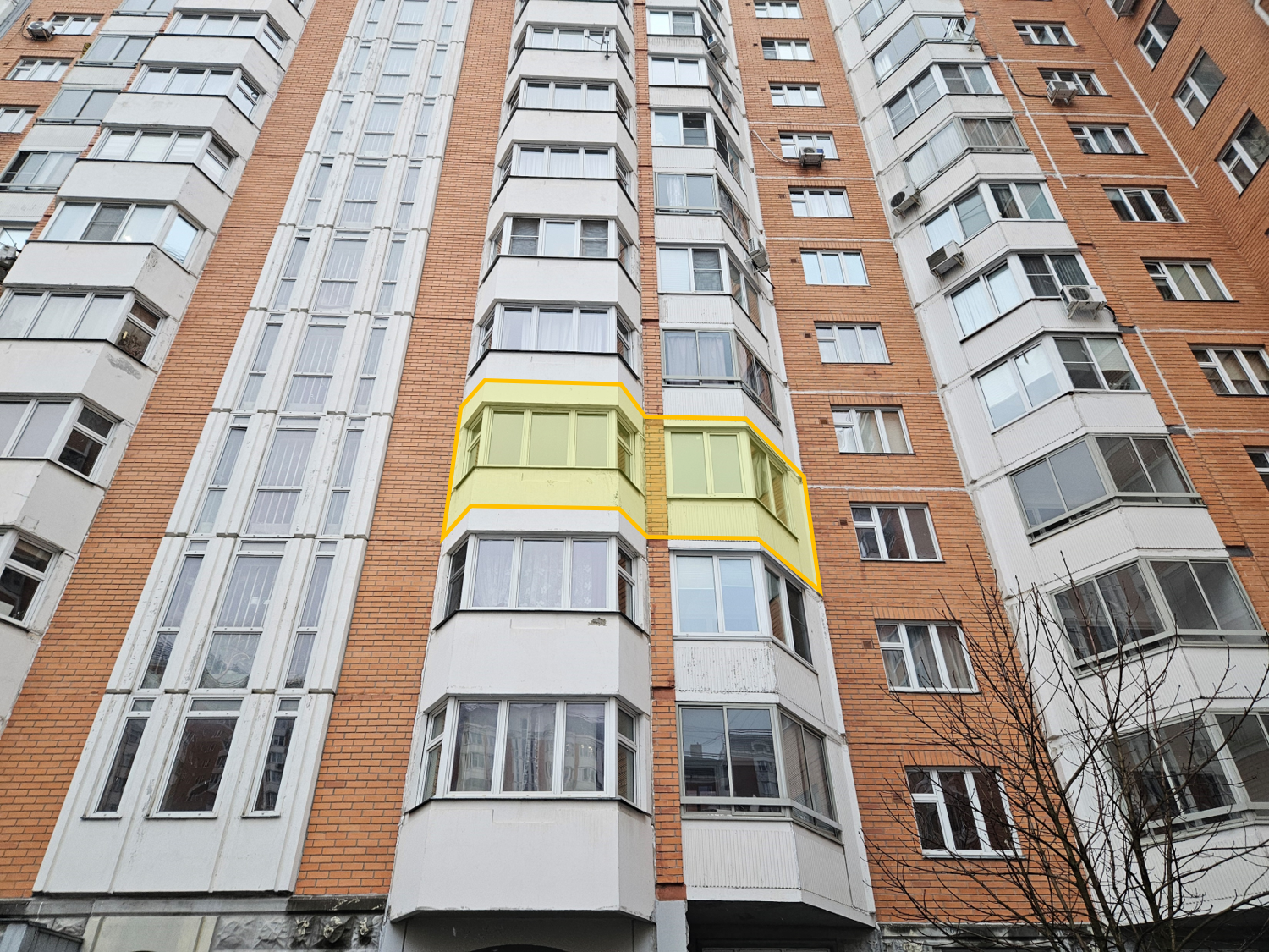 ГП16974747.Квартира.Фасад здания с выделенными окнами реализуемого объекта.png
