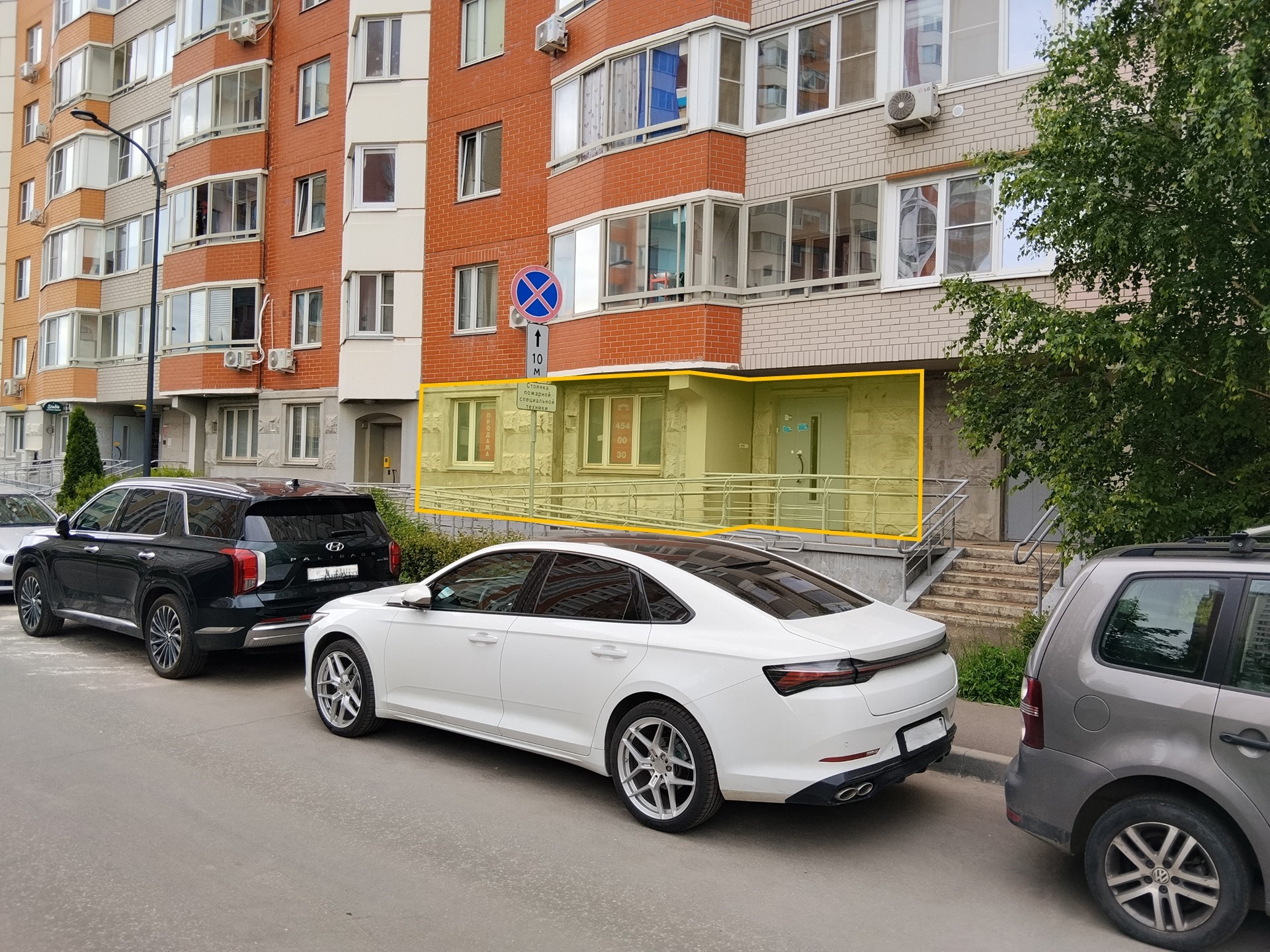 ГП16898925.Нежилое помещение.Фасад здания с выделенными окнами реализуемого объекта.jpg