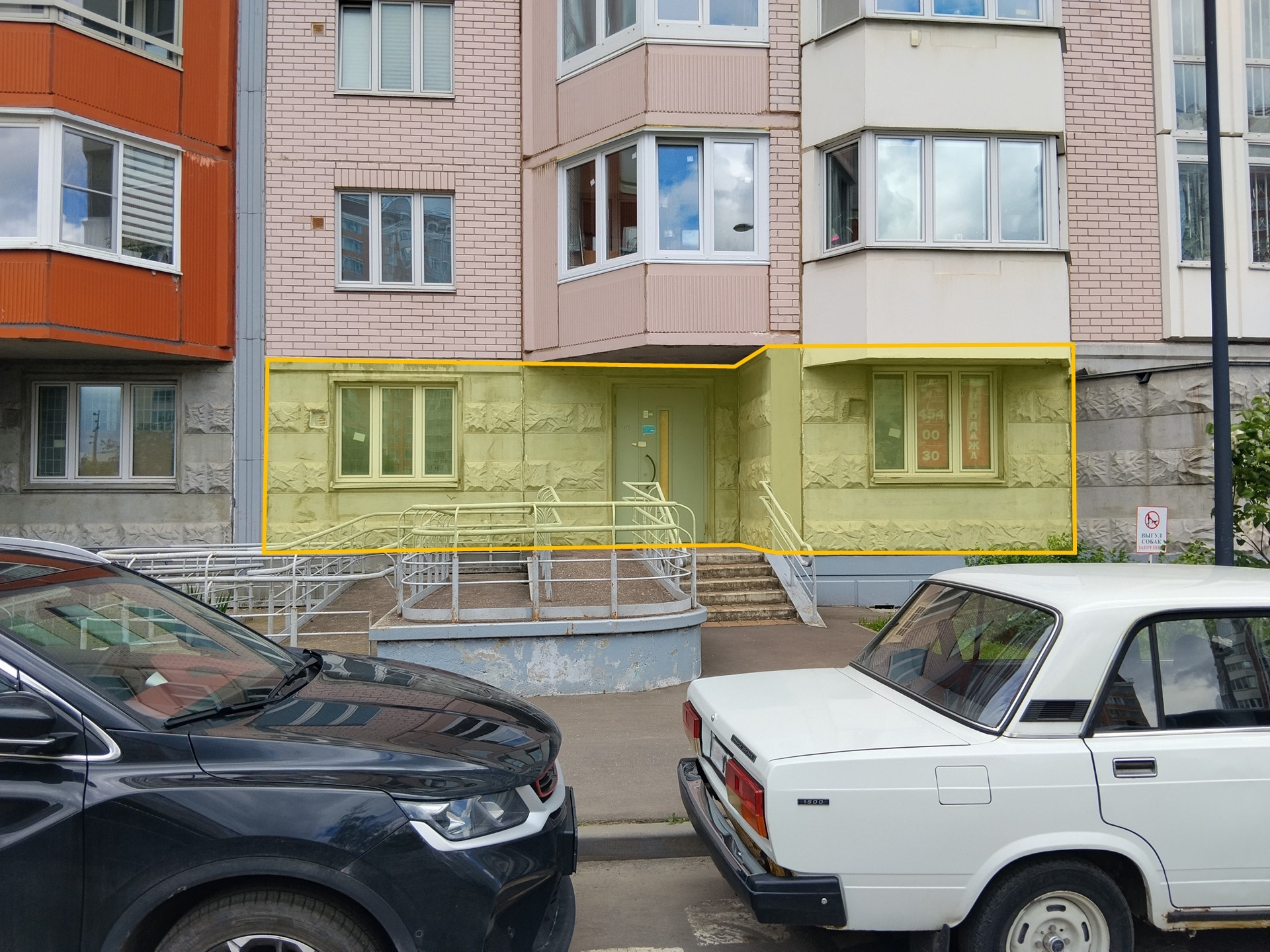 ГП16899049.Нежилое помещение.Фасад здания с выделенными окнами реализуемого объекта.jpg
