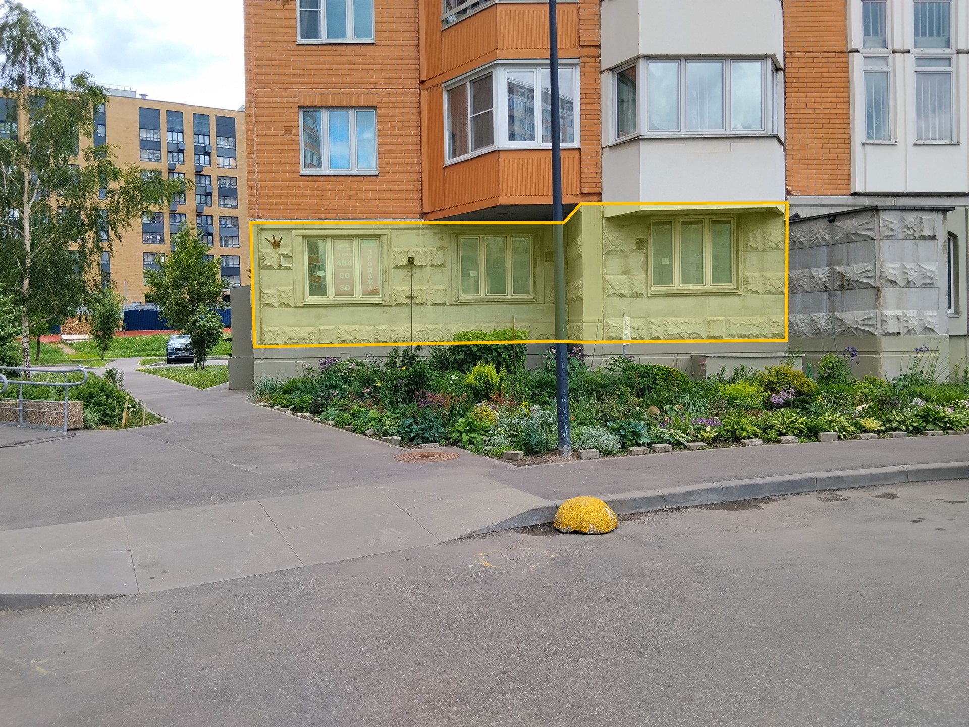 ГП16996412.Нежилое помещение.Фасад здания с выделенными окнами реализуемого объекта_2.jpg