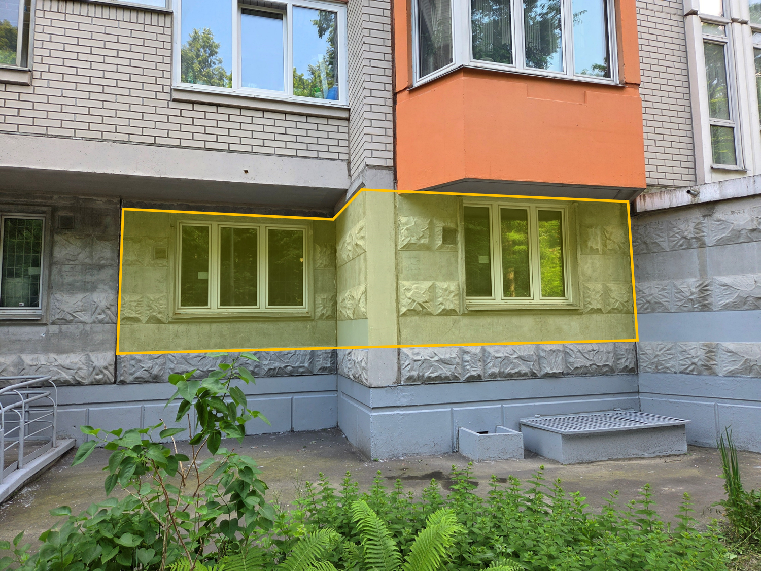 ГП16997760.Нежилое помещение.Фасад здания с выделенными окнами реализуемого объекта.png