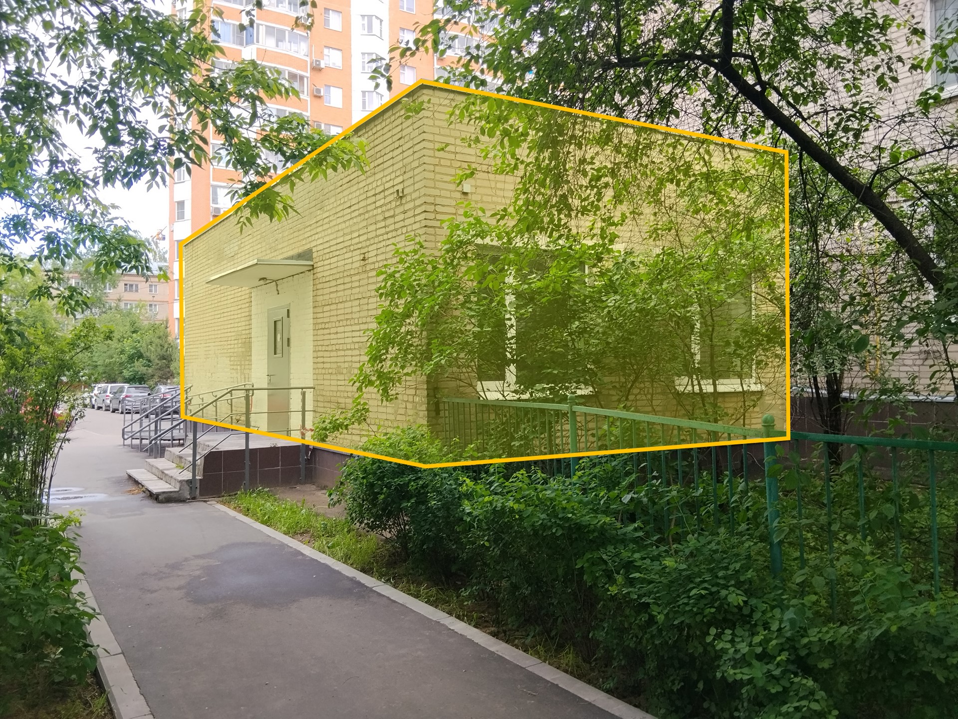 ГП16996202.Нежилое помещение.Фасад здания с выделенными окнами реализуемого объекта_2.jpg