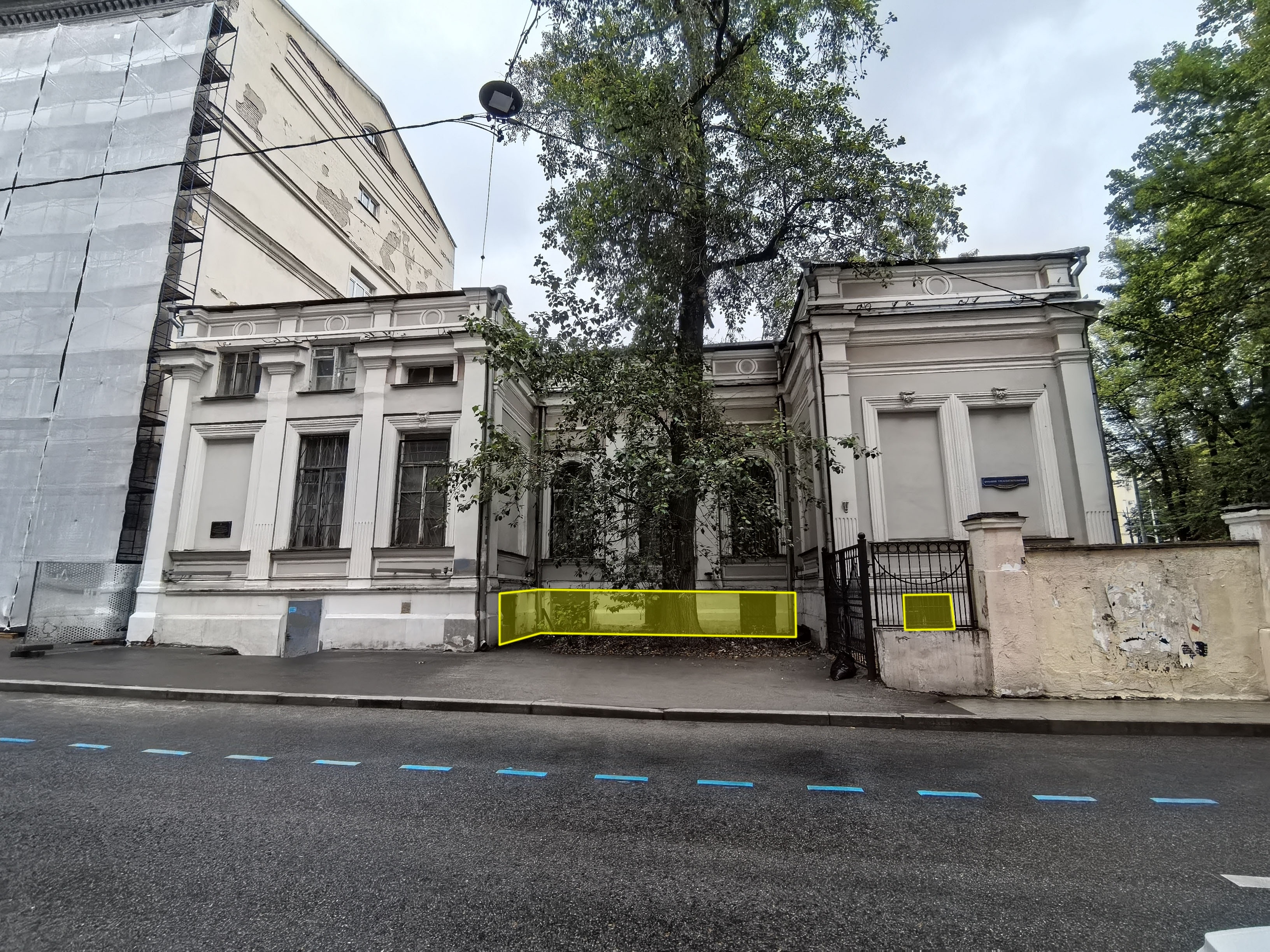 ГП17006561.Нежилое помещение.Фасад здания с выделенными окнами реализуемого объекта_4.jpg