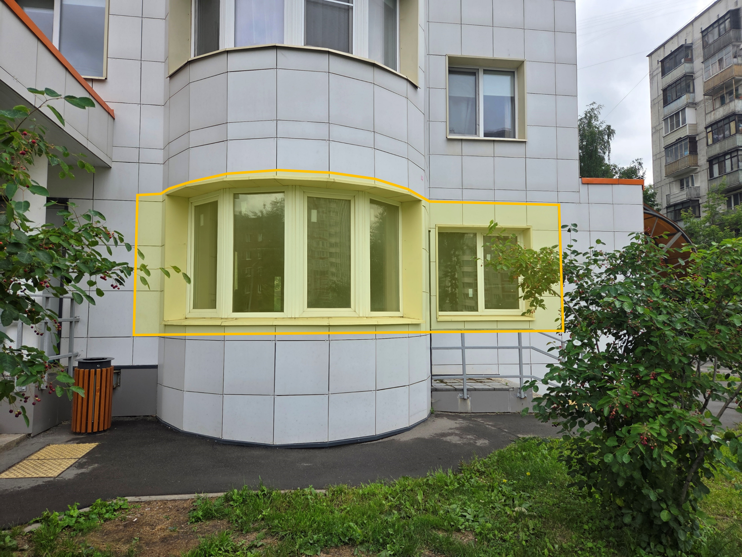 ГП16999319.Нежилое помещение.Фасад здания с выделенными окнами реализуемого объекта_2.png
