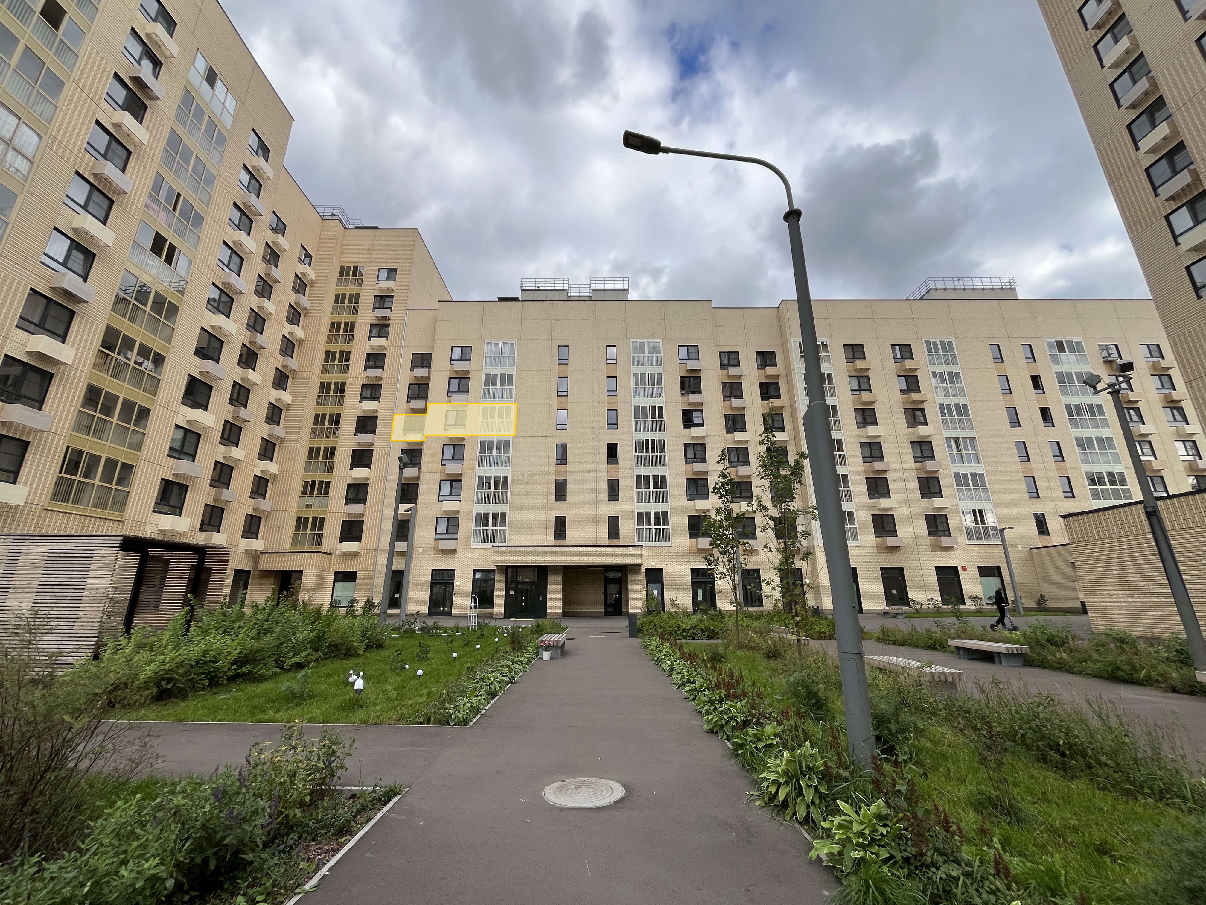 ГП17007219.Квартира.Фасад здания с выделенными окнами реализуемого объекта_2.jpg