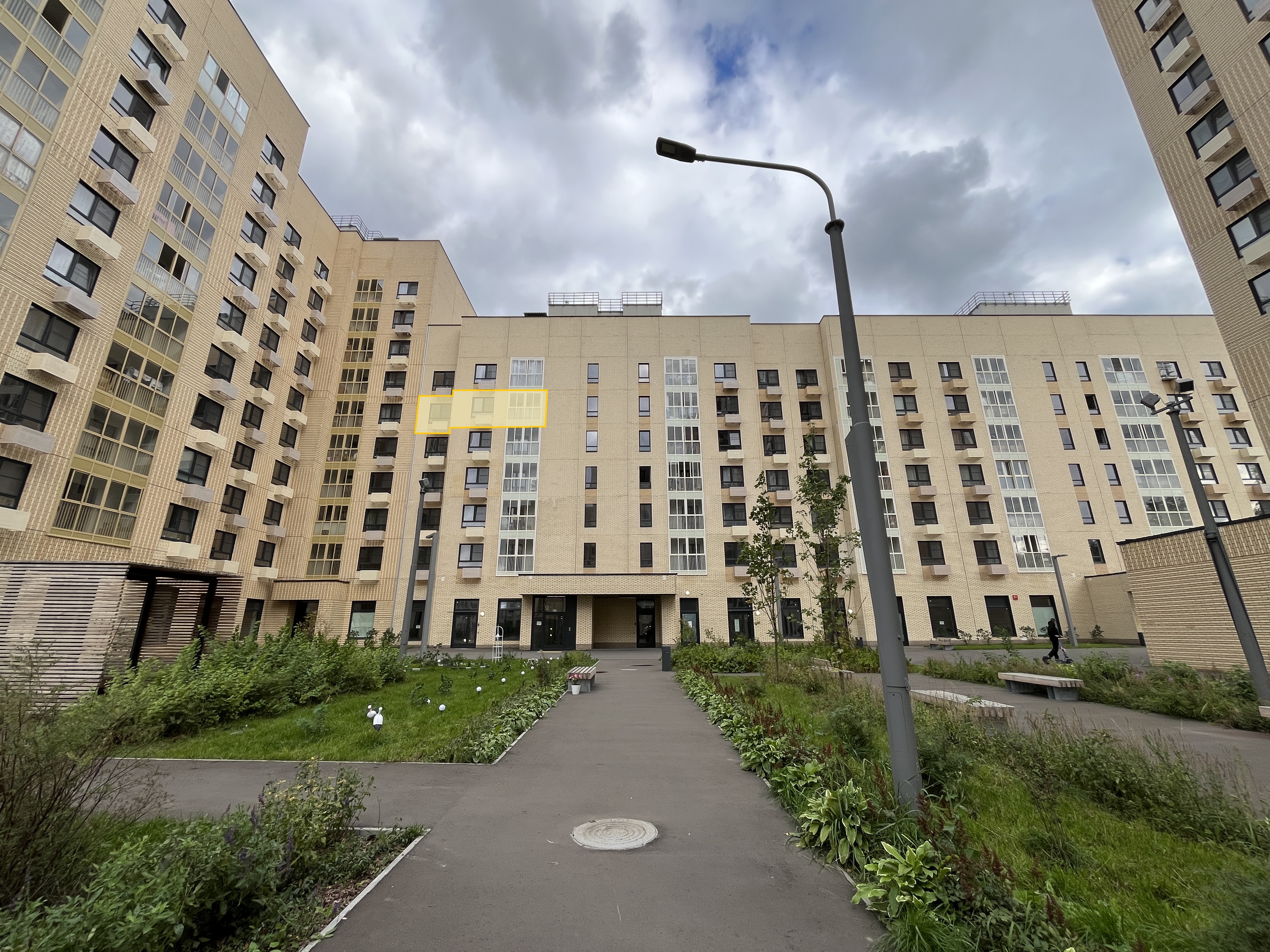 ГП17007221.Квартира.Фасад здания с выделенными окнами реализуемого объекта.jpg