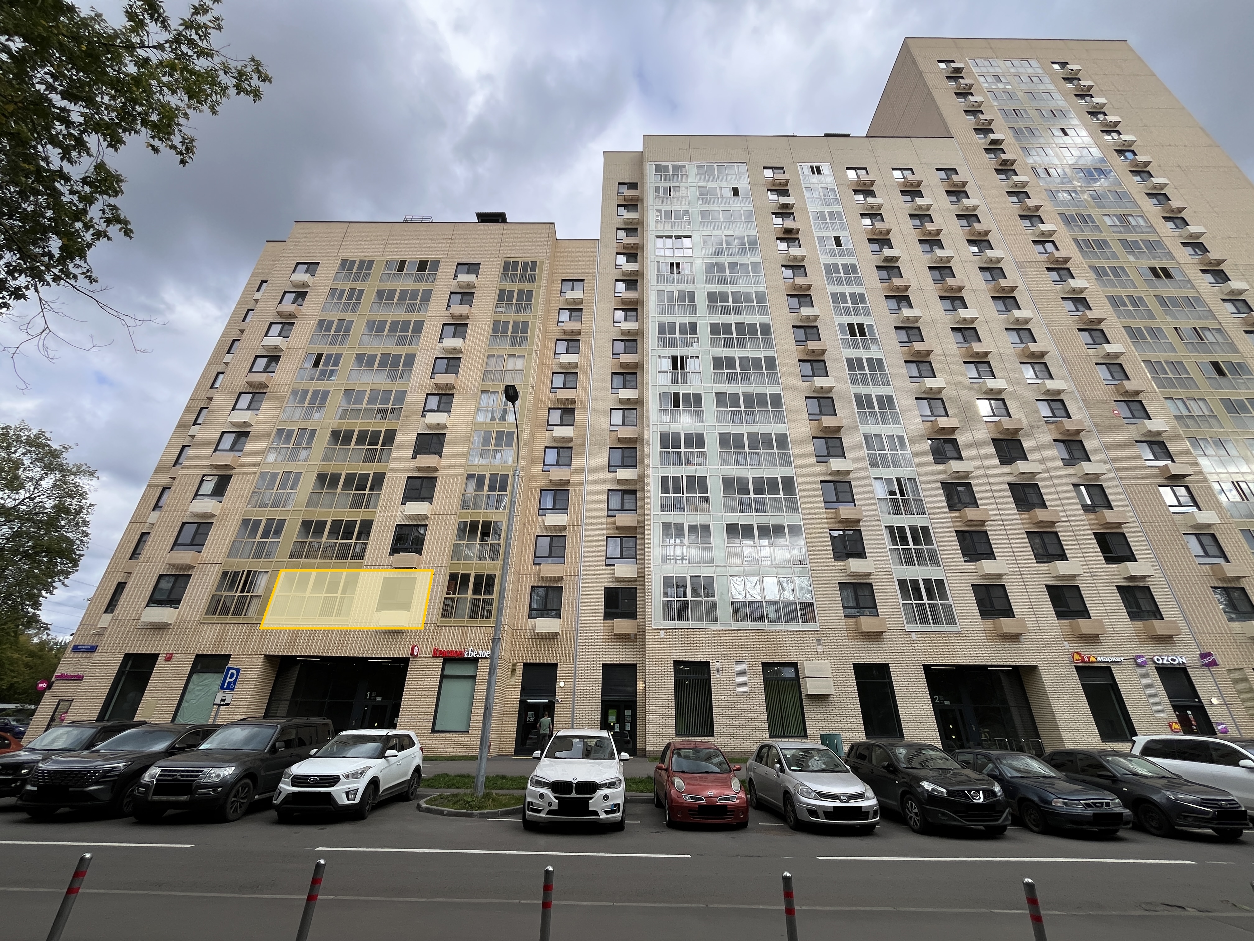 ГП17007228.Квартира.Фасад здания с выделенными окнами реализуемого объекта.jpg