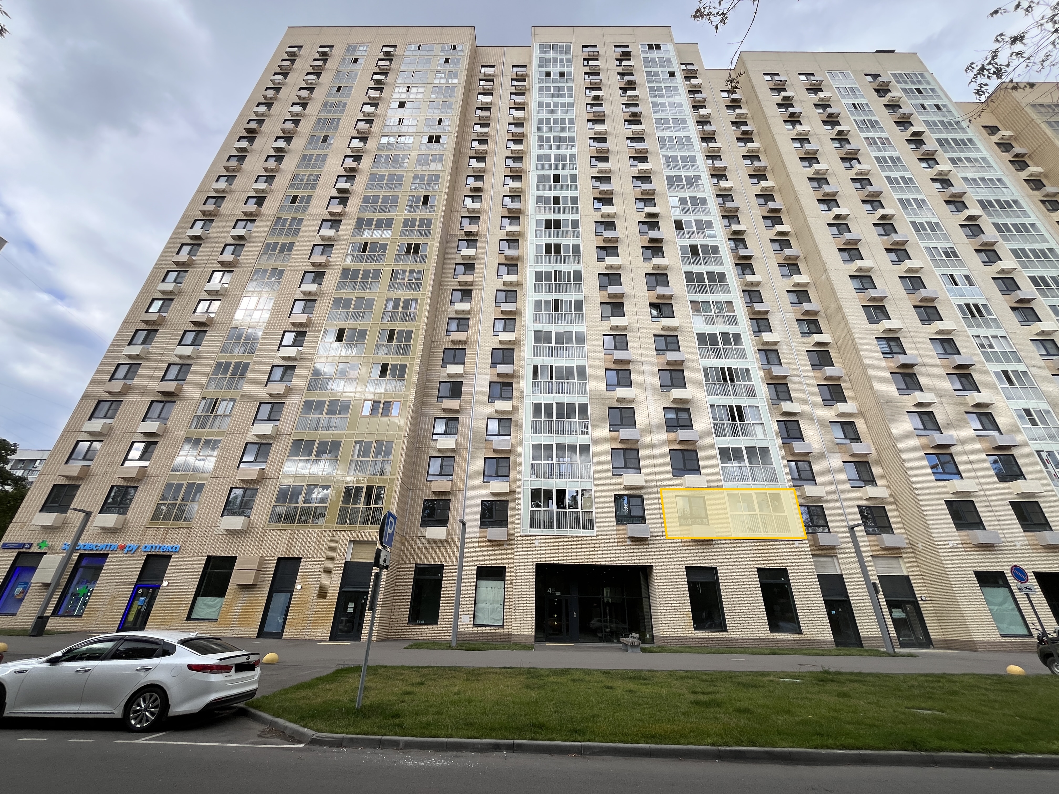 ГП17007233.Квартира.Фасад здания с выделенными окнами реализуемого объекта.jpg