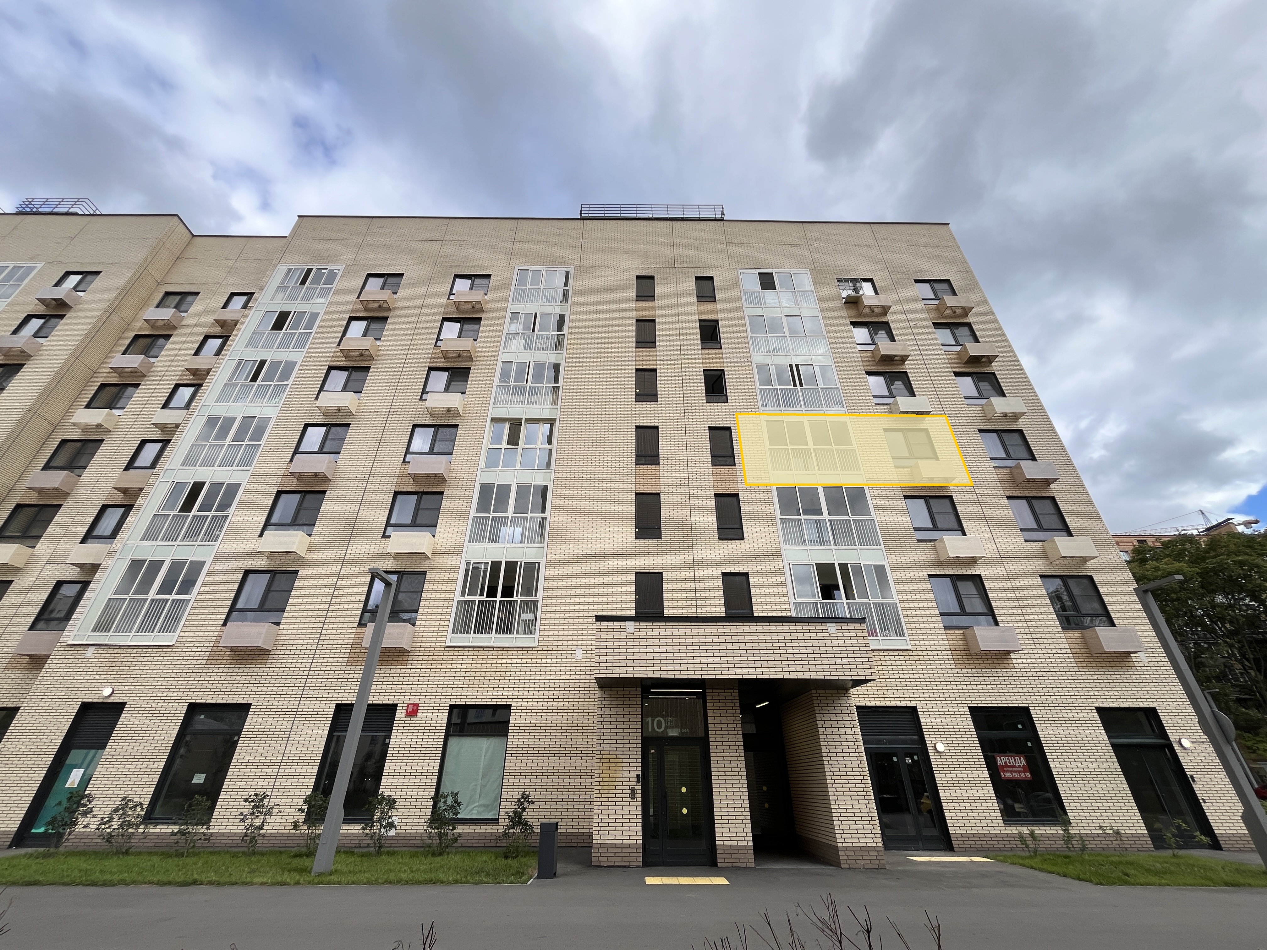 ГП17007234.Квартира.Фасад здания с выделенными окнами реализуемого объекта.jpg