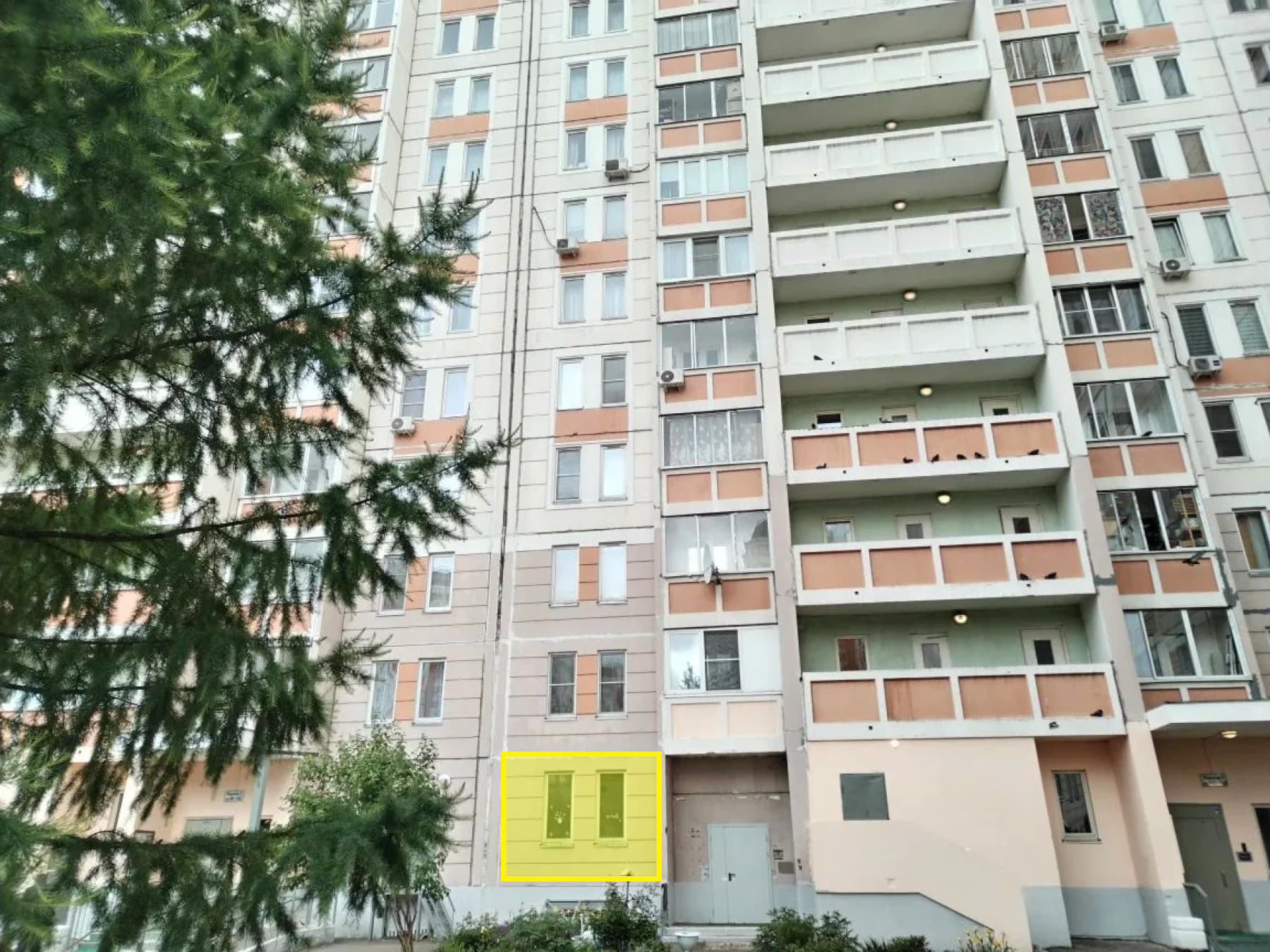 ГП16956963.Нежилое помещение.Фасад здания с выделенными окнами реализуемого объекта.jpg