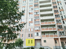 ГП16956963.Нежилое помещение.Фасад здания с выделенными окнами реализуемого объекта.jpg