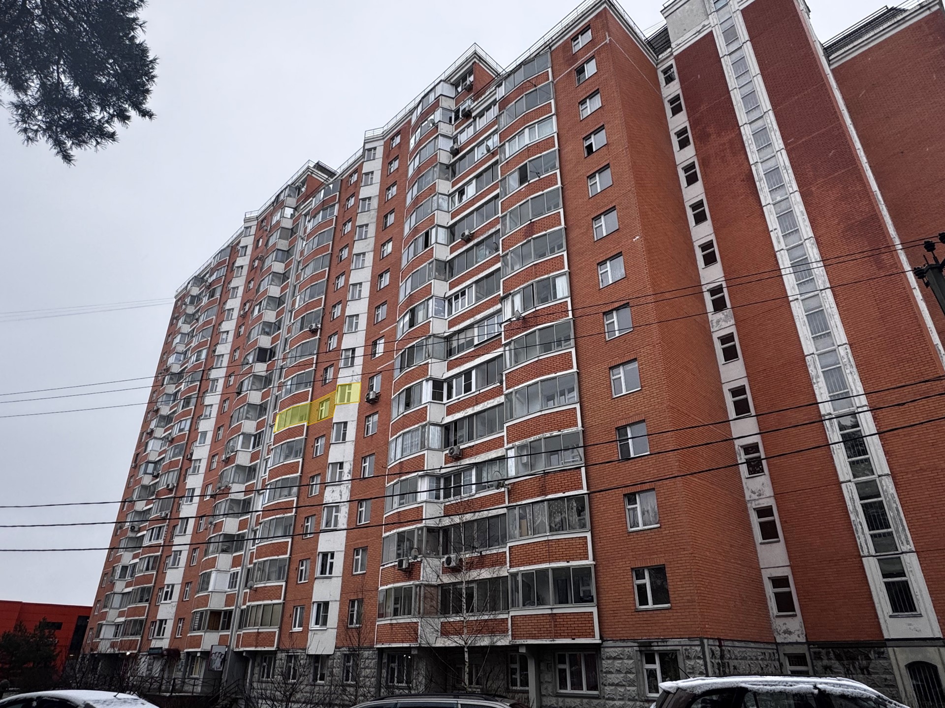 ГП16974741.Квартира.Фасад здания с выделенными окнами реализуемого объекта.jpg