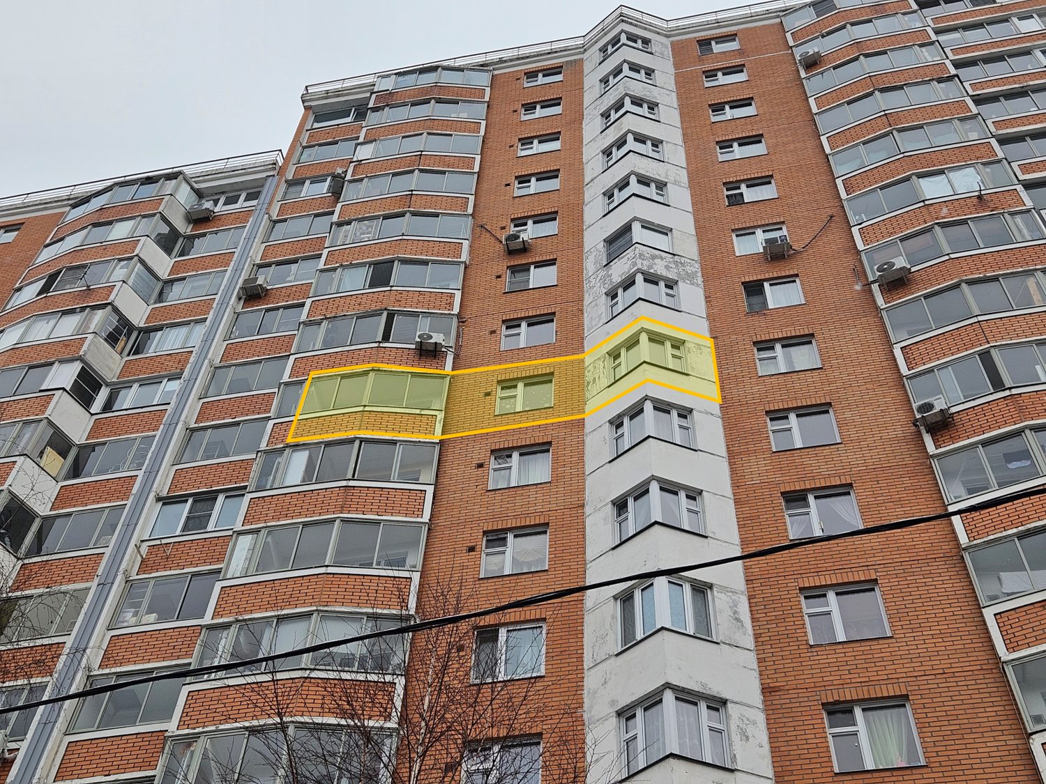 ГП16974768.Квартира.Фасад здания с выделенными окнами реализуемого объекта.png