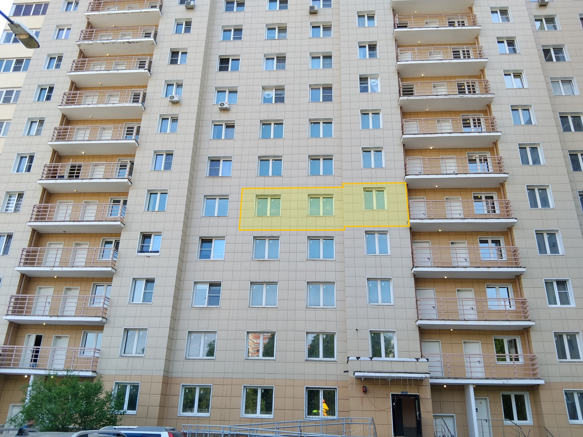 ГП16999743.Квартира.Фасад здания с выделенными окнами реализуемого объекта.jpg