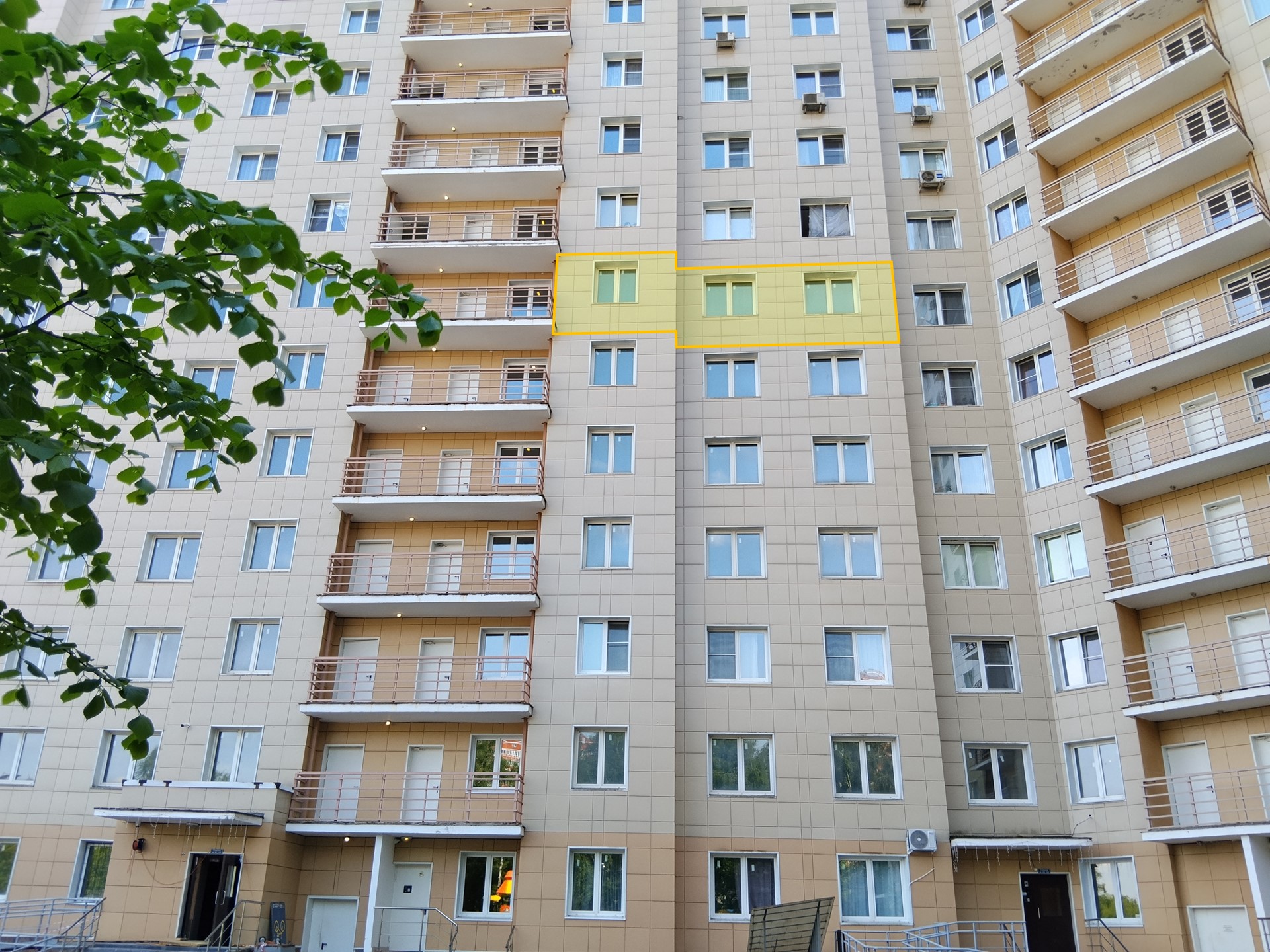ГП16999748.Квартира.Фасад здания с выделенными окнами реализуемого объекта.jpg