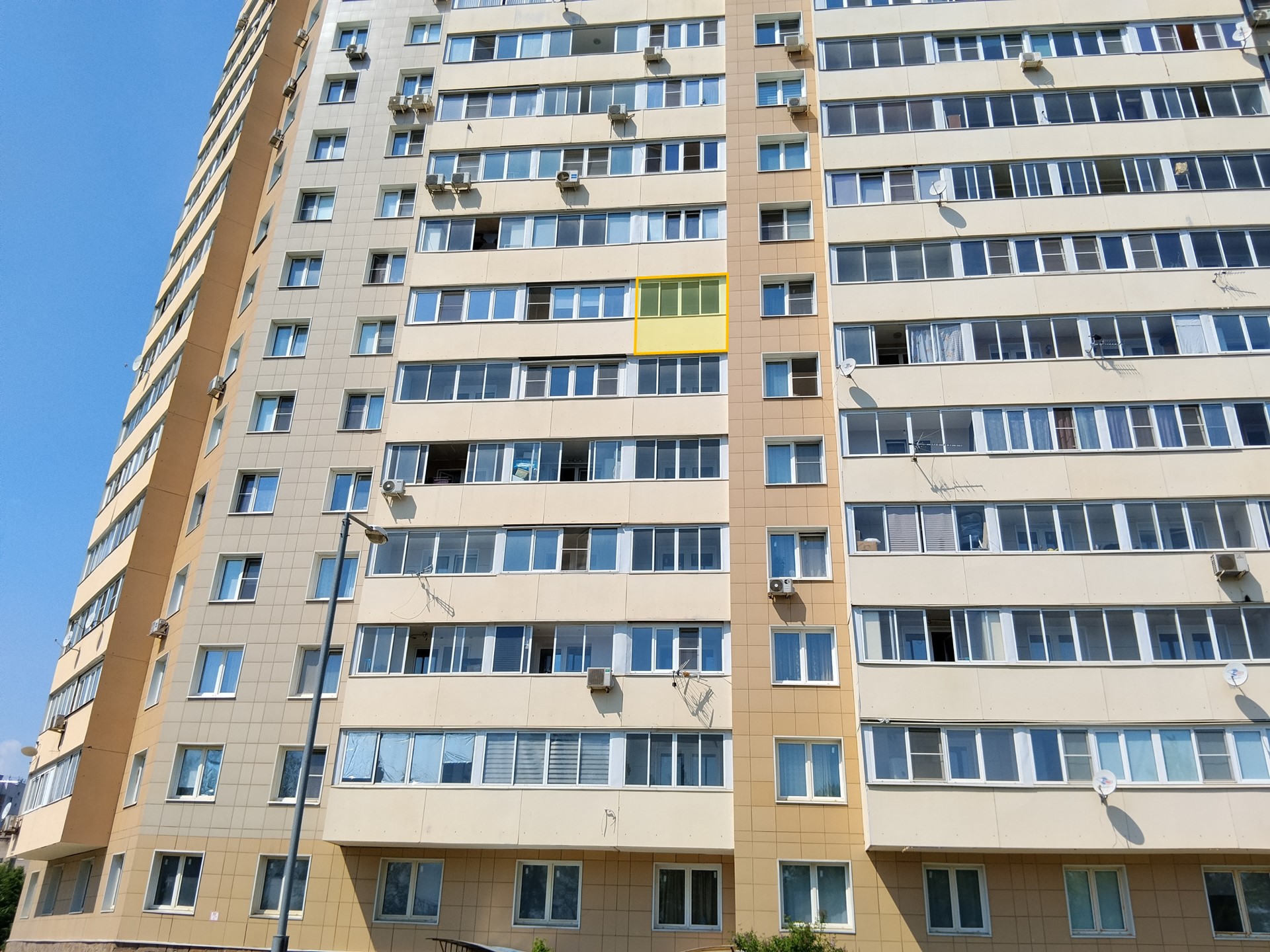 ГП16999748.Квартира.Фасад здания с выделенными окнами реализуемого объекта_2.jpg