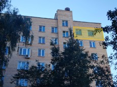 ГП17006175.Квартира.Фасад здания с выделенными окнами реализуемого объекта.jpg