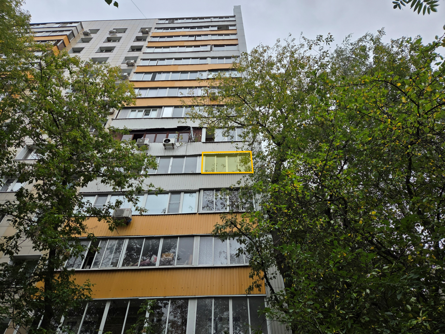 ГП17006113.Квартира.Фасад здания с выделенными окнами реализуемого объекта.png