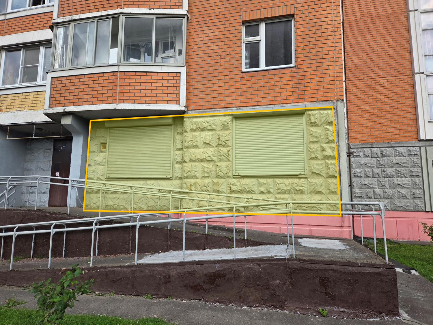 ГП16999911.Нежилое помещение.Фасад здания с выделенными окнами реализуемого объекта.png