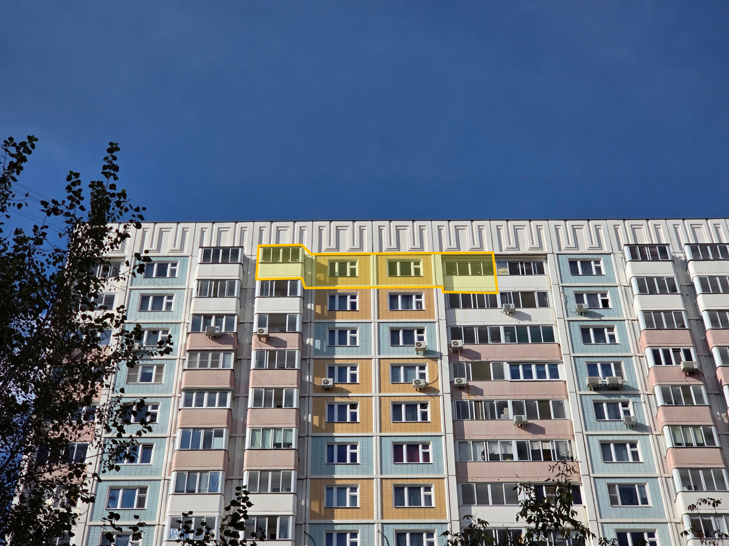 ГП17006508.Квартира.Фасад здания с выделенными окнами реализуемого объекта.png