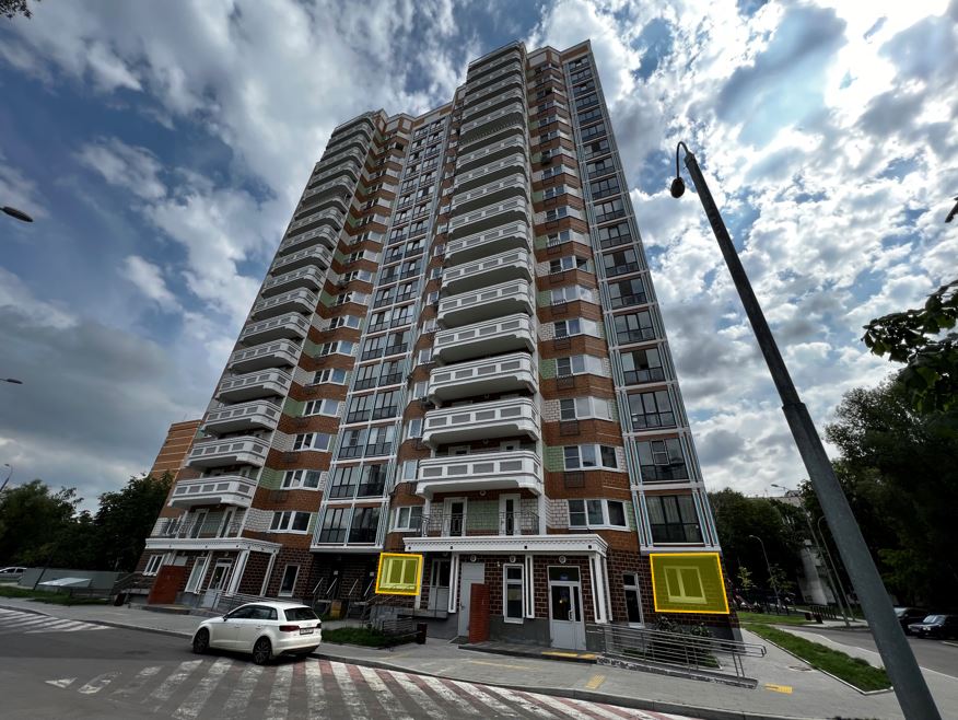ГП17006469.Нежилое помещение.Фасад здания с выделенными окнами реализуемого объекта.jpg