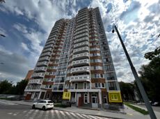 ГП17006469.Нежилое помещение.Фасад здания с выделенными окнами реализуемого объекта.jpg