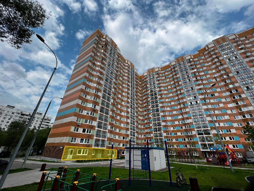 ГП17006469.Нежилое помещение.Фасад здания с выделенными окнами реализуемого объекта_2.jpg